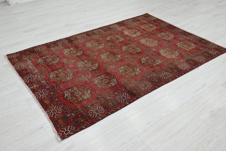red Accent rug 4' 0" x 6' 3"