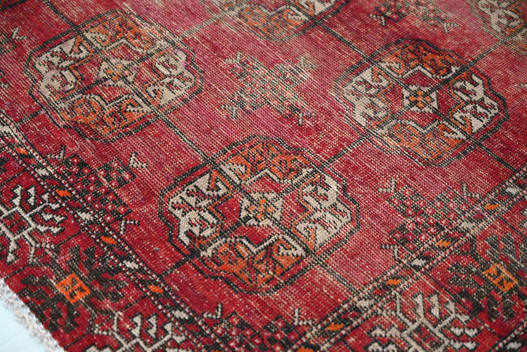 red Accent rug 4' 0" x 6' 3"