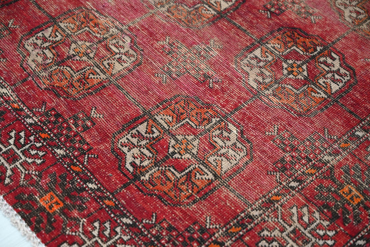 red Accent rug 4' 0" x 6' 3"