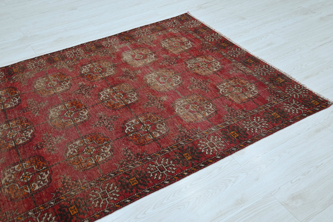 red Accent rug 4' 0" x 6' 3"