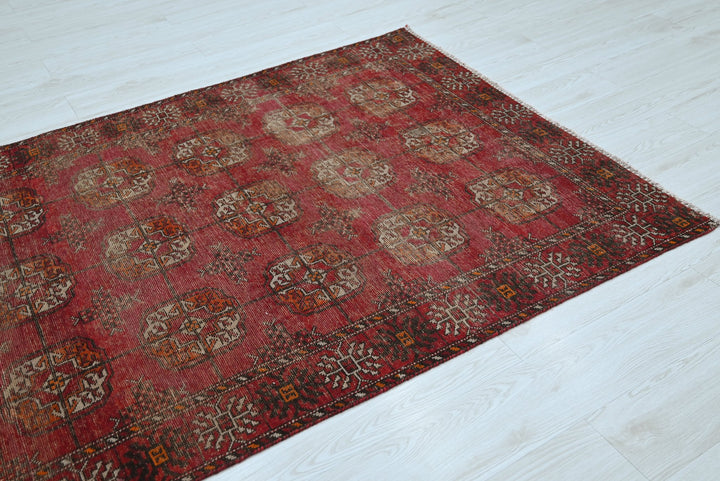 red Accent rug 4' 0" x 6' 3"