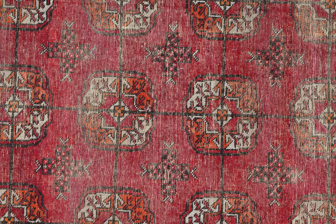 red Accent rug 4' 0" x 6' 3"