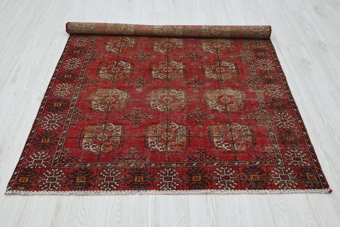red Accent rug 4' 0" x 6' 3"