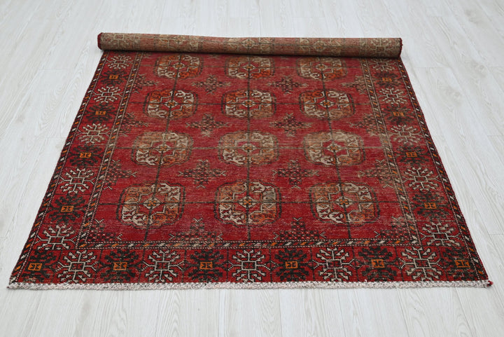 red Accent rug 4' 0" x 6' 3"
