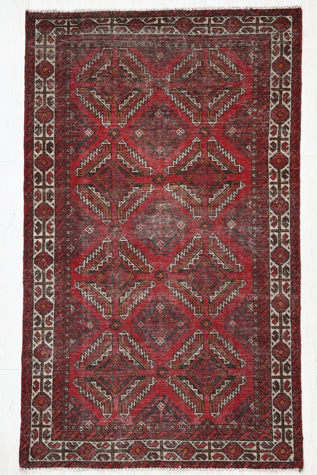red Accent rug 3' 9" x 6' 5"
