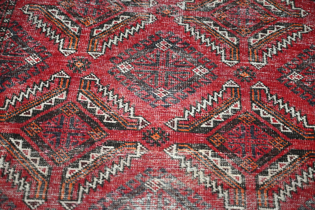red Accent rug 3' 9" x 6' 5"