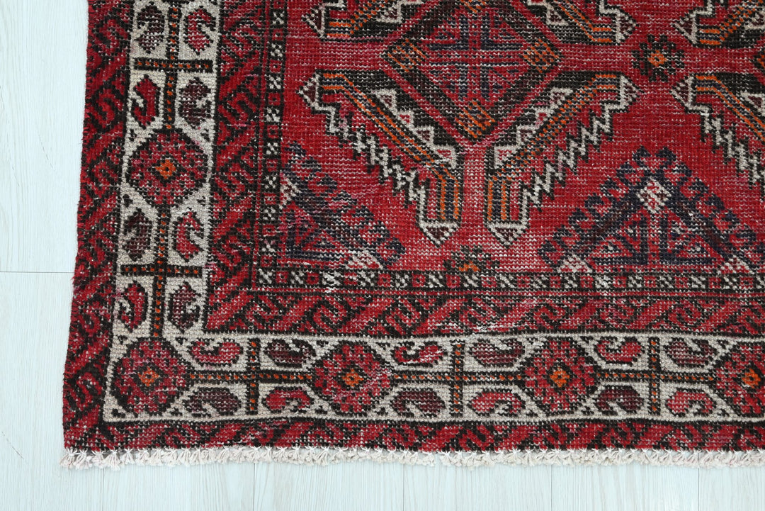 red Accent rug 3' 9" x 6' 5"