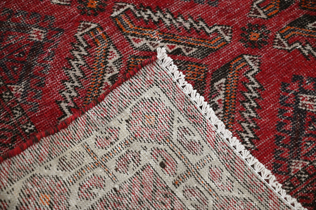 red Accent rug 3' 9" x 6' 5"