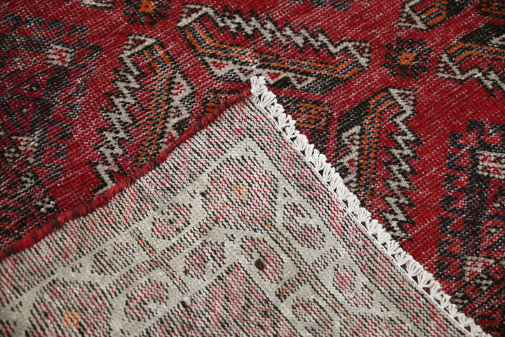 red Accent rug 3' 9" x 6' 5"