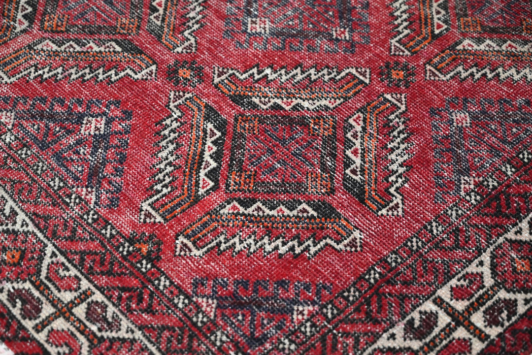 red Accent rug 3' 9" x 6' 5"