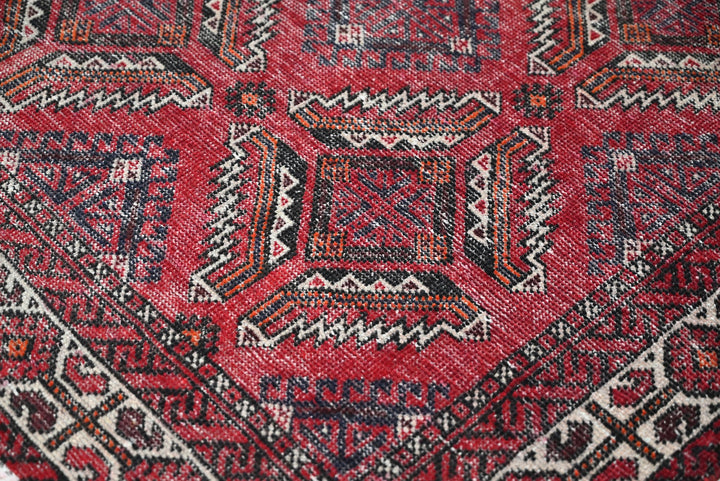 red Accent rug 3' 9" x 6' 5"