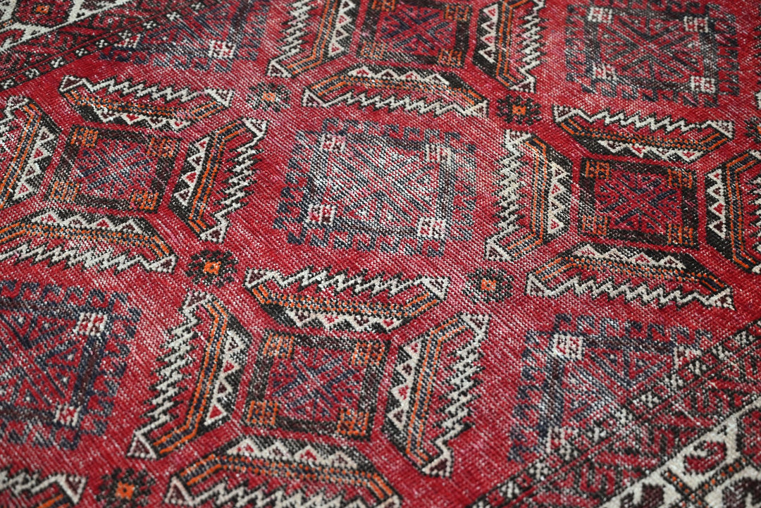 red Accent rug 3' 9" x 6' 5"