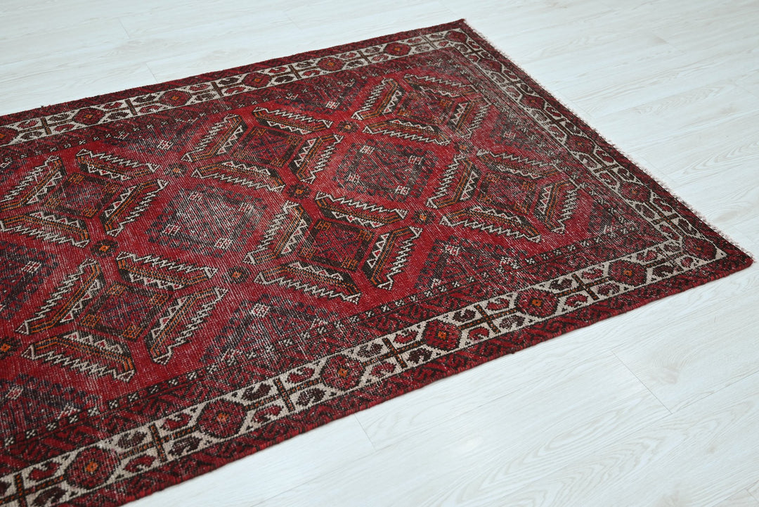 red Accent rug 3' 9" x 6' 5"
