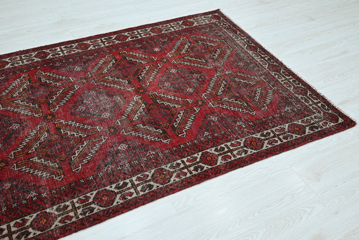 red Accent rug 3' 9" x 6' 5"
