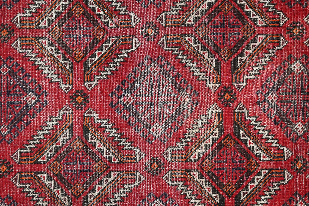 red Accent rug 3' 9" x 6' 5"