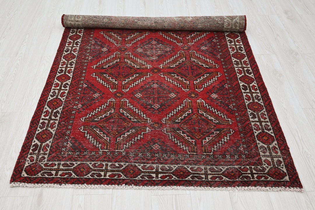 red Accent rug 3' 9" x 6' 5"