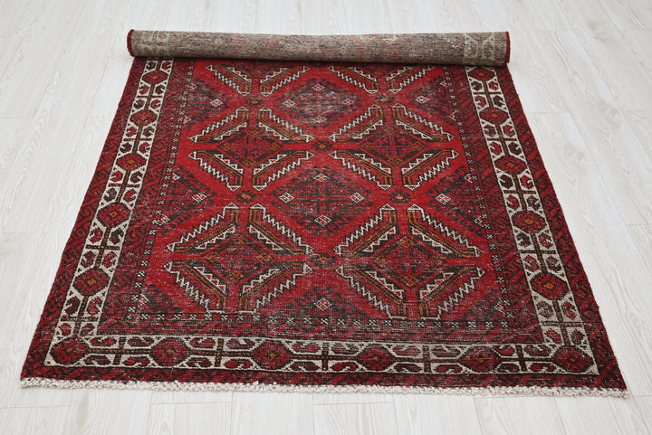 red Accent rug 3' 9" x 6' 5"