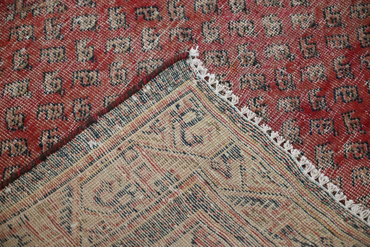 red Medium rug 4' 1" x 6' 9"