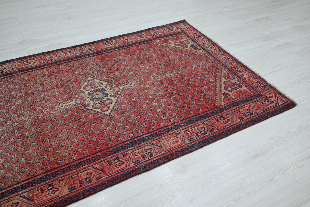 red Medium rug 4' 1" x 6' 9"