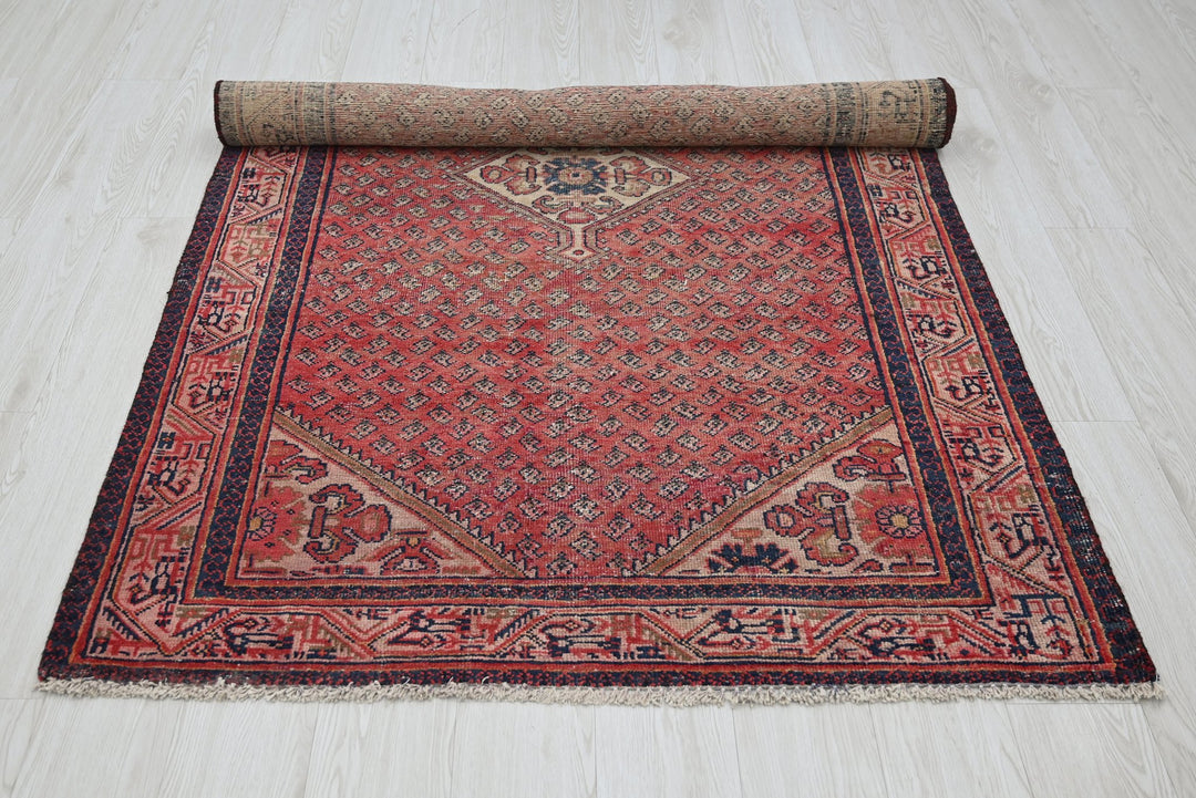 red Medium rug 4' 1" x 6' 9"