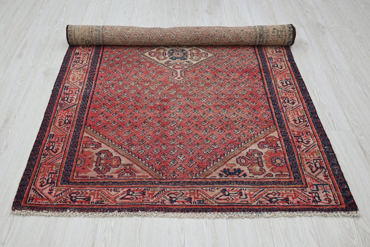 red Medium rug 4' 1" x 6' 9"