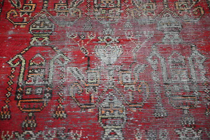 red Accent rug 3' 8" x 6' 4"