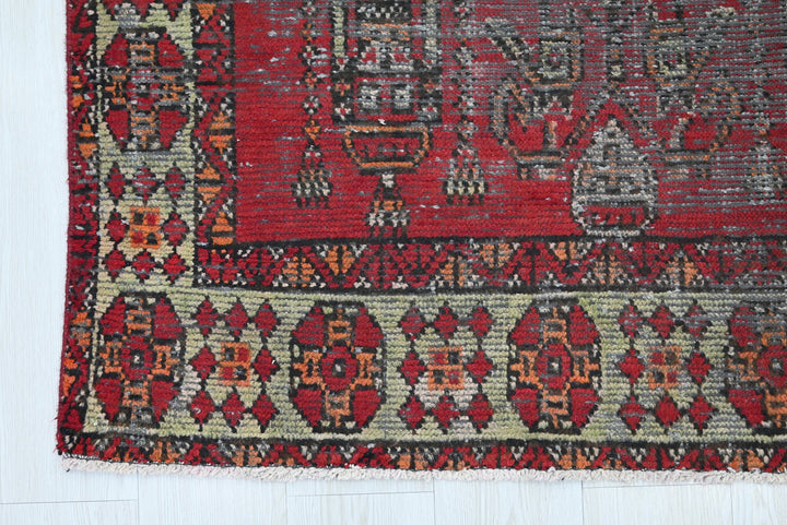 red Accent rug 3' 8" x 6' 4"