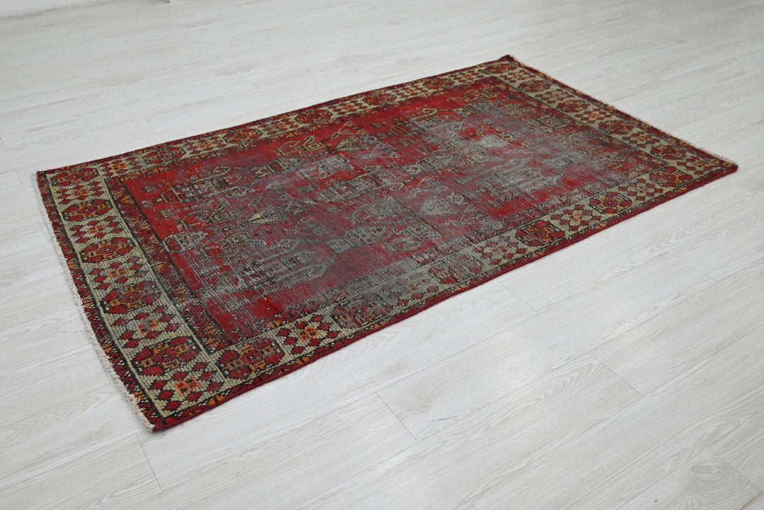 red Accent rug 3' 8" x 6' 4"