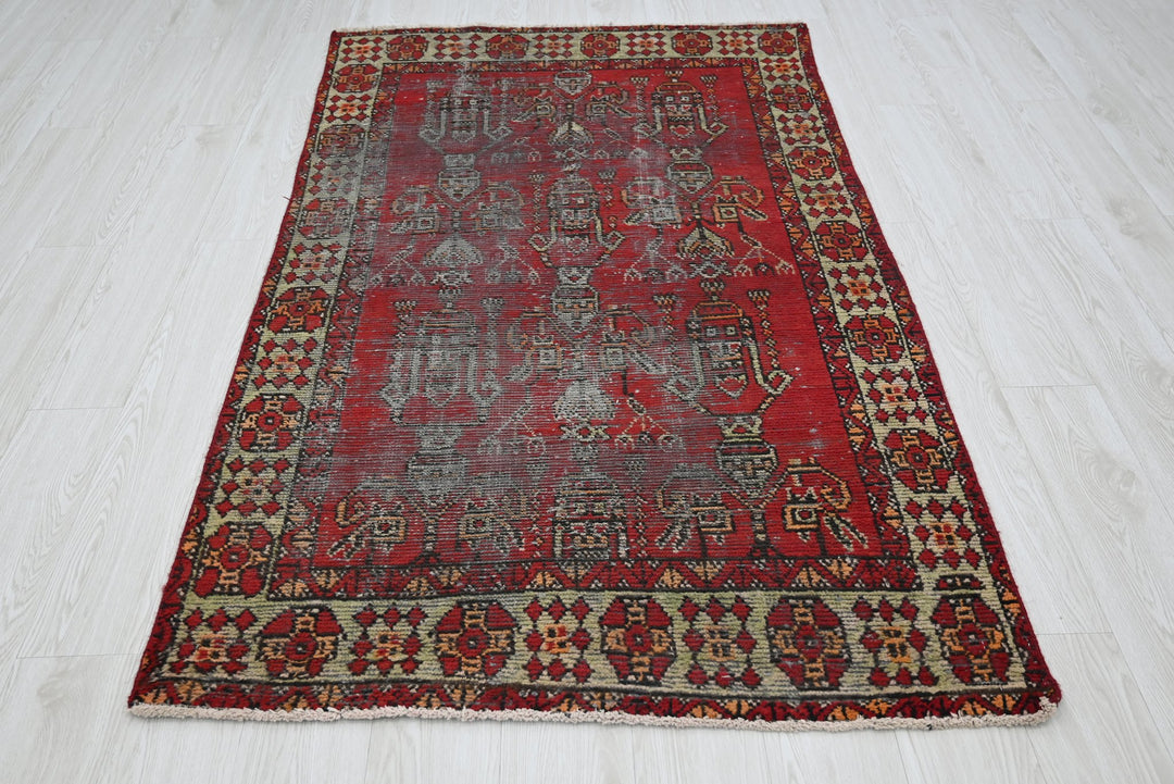 red Accent rug 3' 8" x 6' 4"