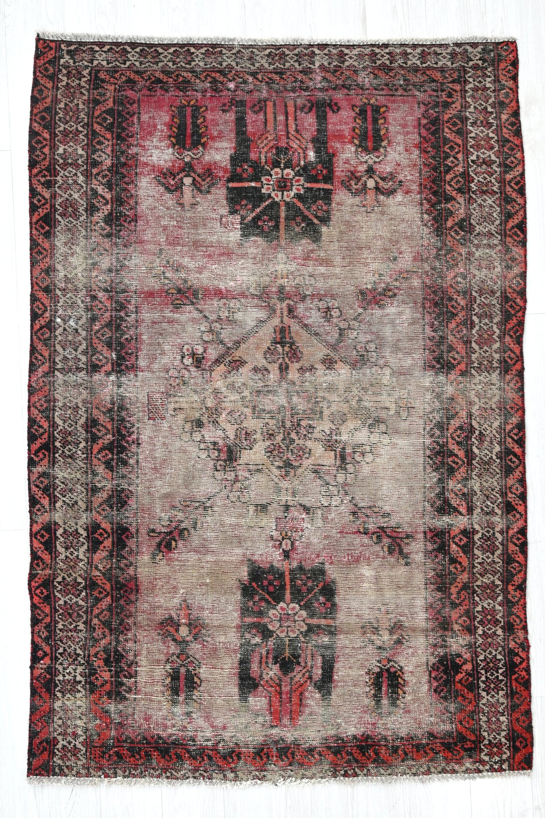 gray Accent rug 4' 0" x 5' 10"