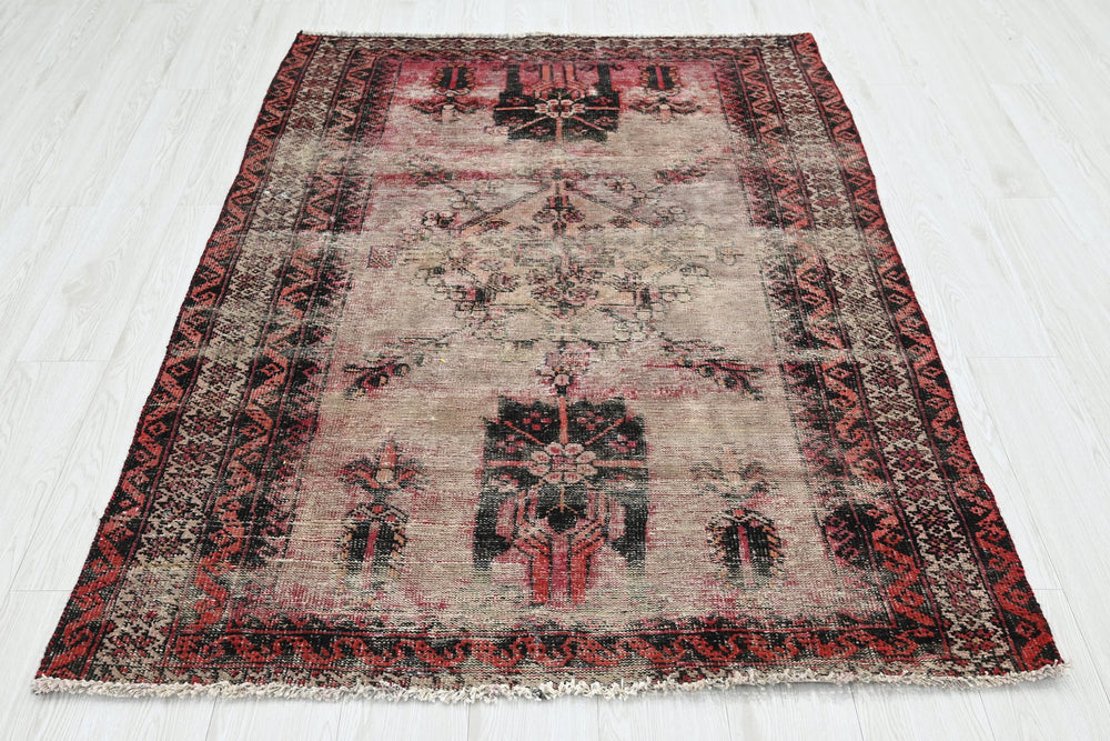gray Accent rug 4' 0" x 5' 10"