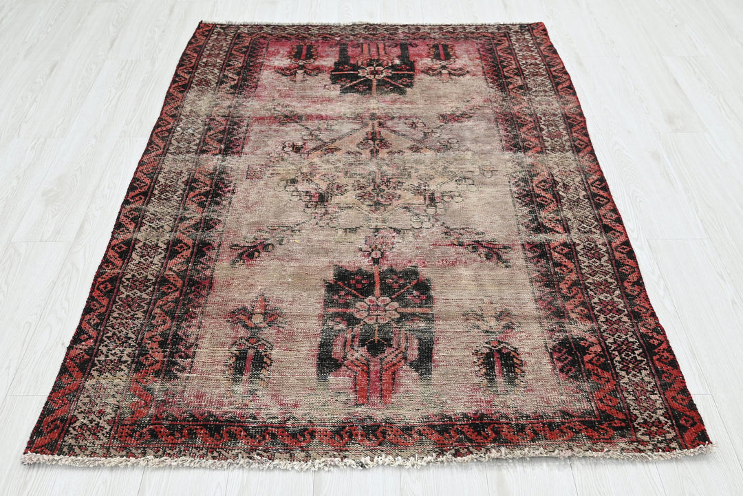 gray Accent rug 4' 0" x 5' 10"