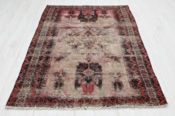 gray Accent rug 4' 0" x 5' 10"