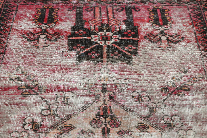 gray Accent rug 4' 0" x 5' 10"