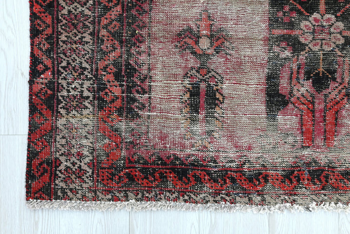 gray Accent rug 4' 0" x 5' 10"