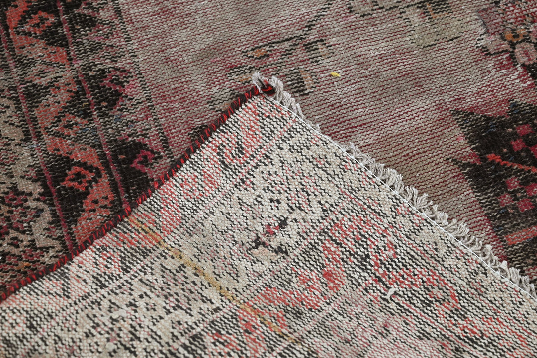 gray Accent rug 4' 0" x 5' 10"