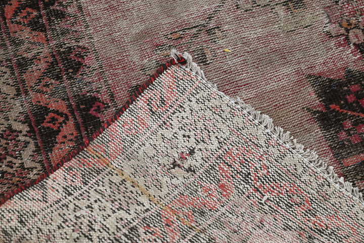 gray Accent rug 4' 0" x 5' 10"