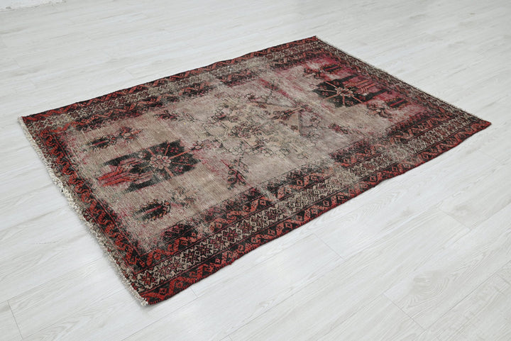gray Accent rug 4' 0" x 5' 10"