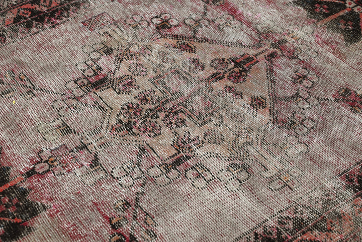 gray Accent rug 4' 0" x 5' 10"