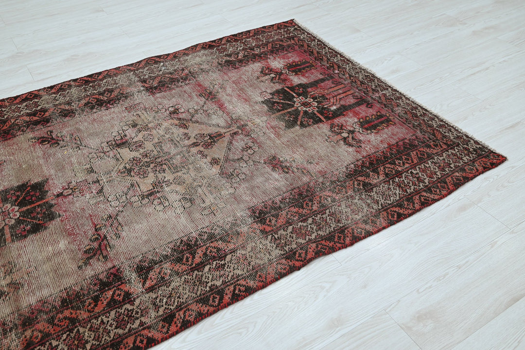 gray Accent rug 4' 0" x 5' 10"