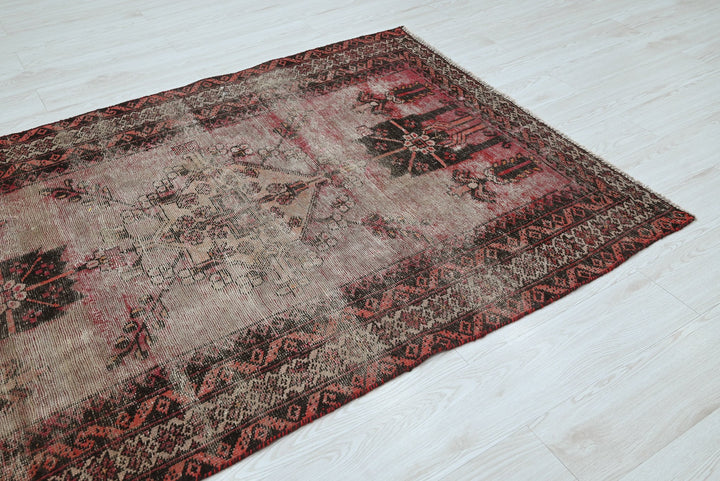 gray Accent rug 4' 0" x 5' 10"