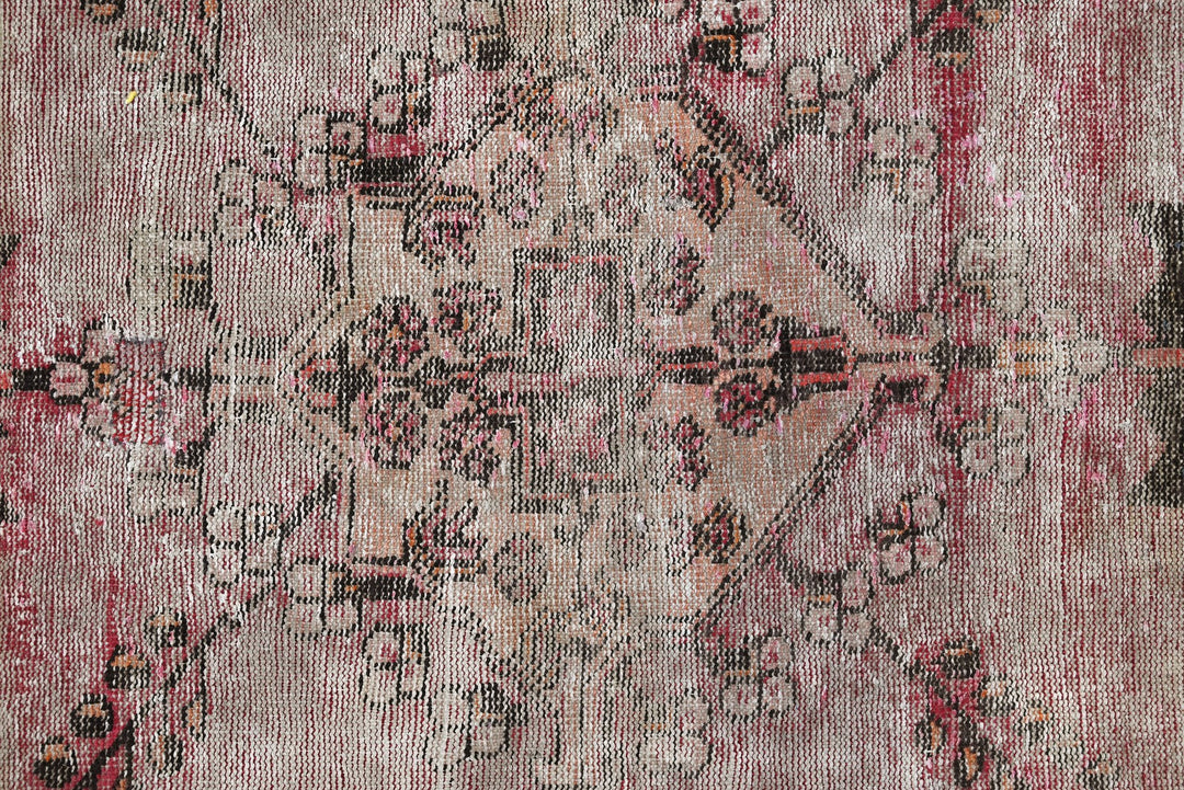 gray Accent rug 4' 0" x 5' 10"