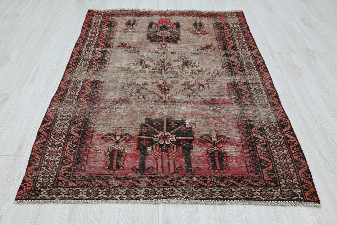 gray Accent rug 4' 0" x 5' 10"