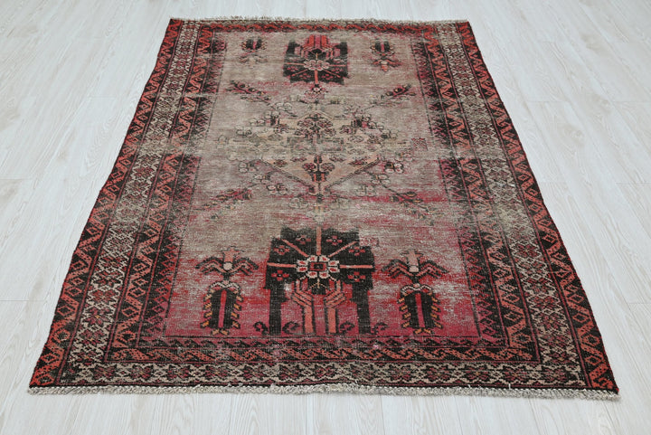 gray Accent rug 4' 0" x 5' 10"
