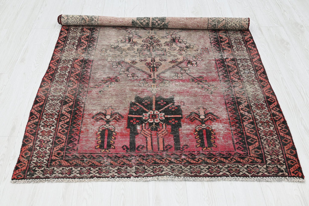 gray Accent rug 4' 0" x 5' 10"