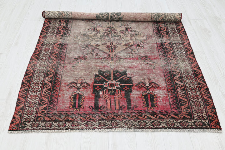 gray Accent rug 4' 0" x 5' 10"