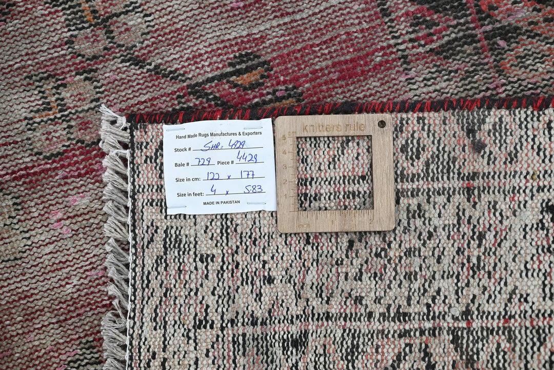 gray Accent rug 4' 0" x 5' 10"