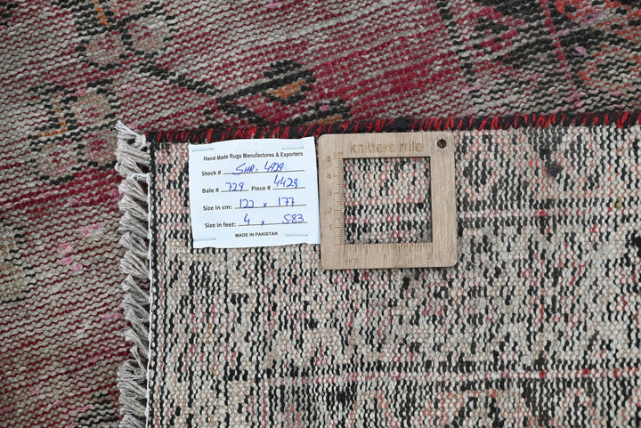 gray Accent rug 4' 0" x 5' 10"