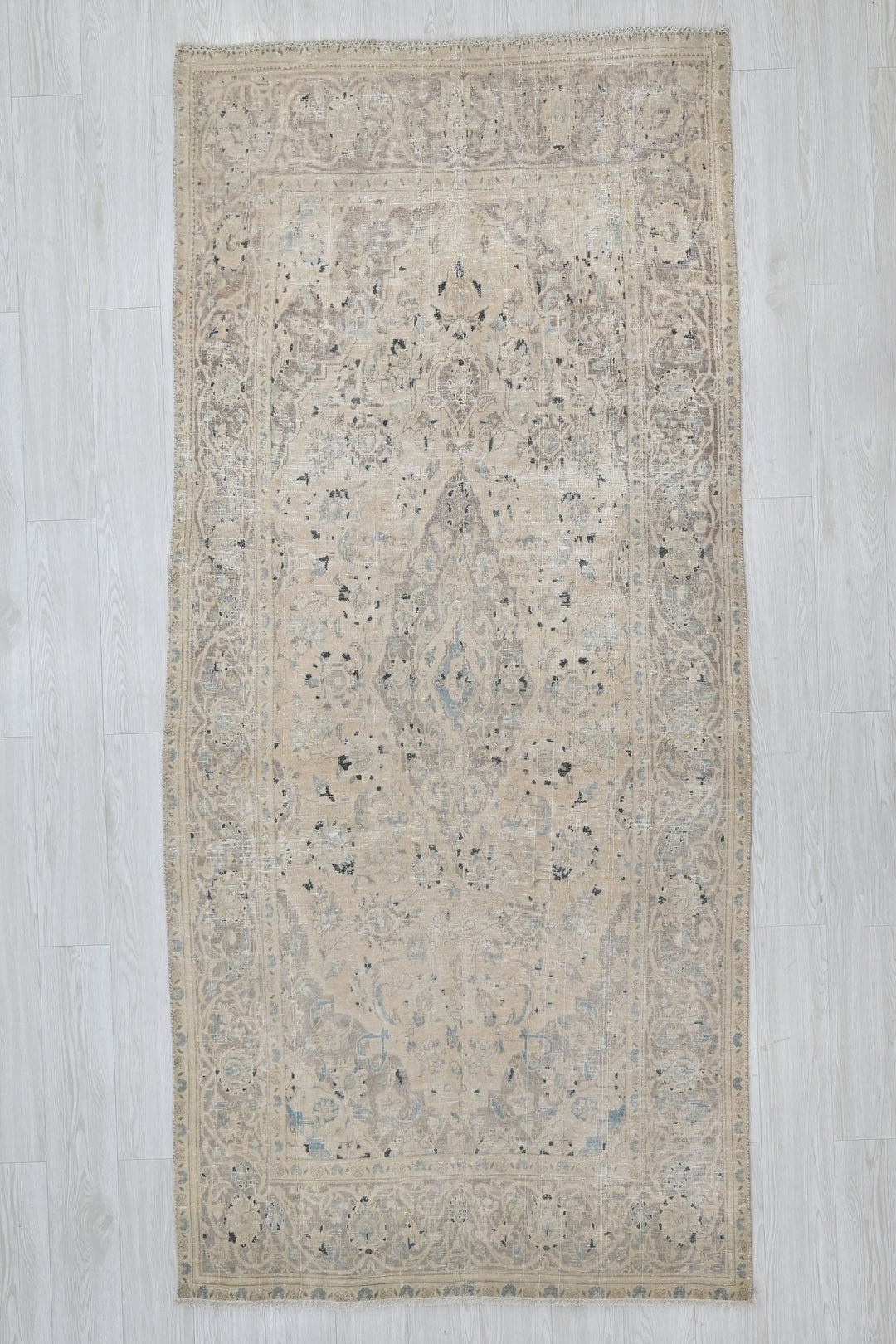 brown Medium rug 4' 0" x 8' 9"