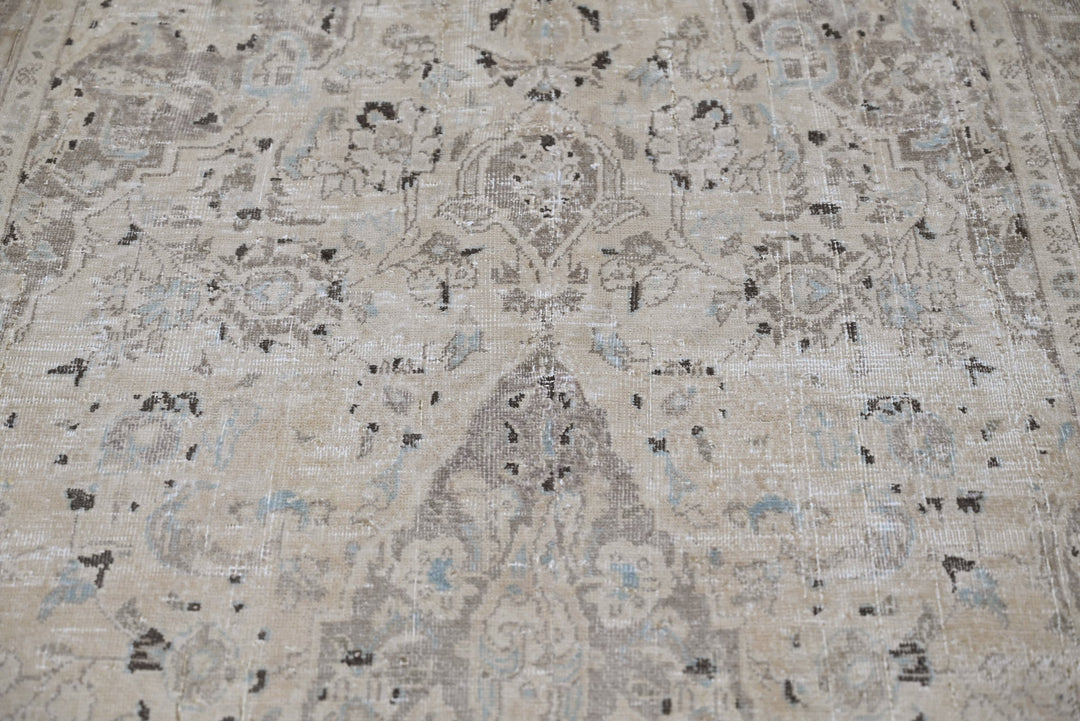 brown Medium rug 4' 0" x 8' 9"